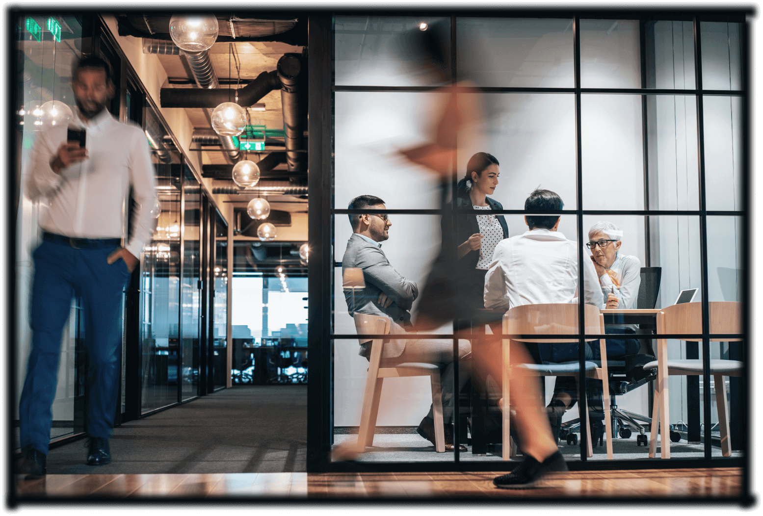 Imagem ilustrativa da empresa OSG lawyers. Pessoas andando em um corredor do escritório