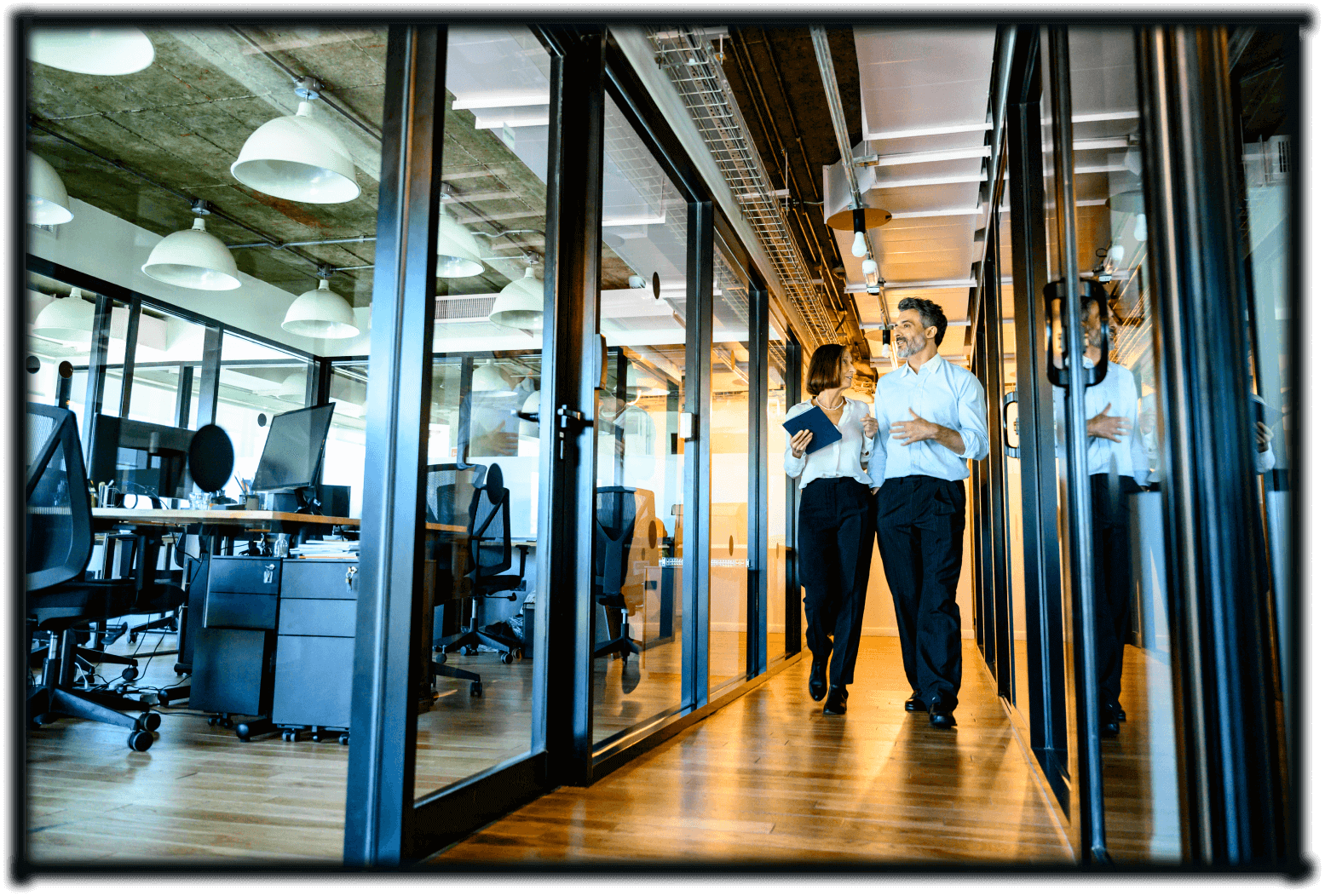 Imagem ilustrativa sobre os valores da OSG lawyers. Um homem e uma mulher conversando e caminhando no corredor de uma empresa.